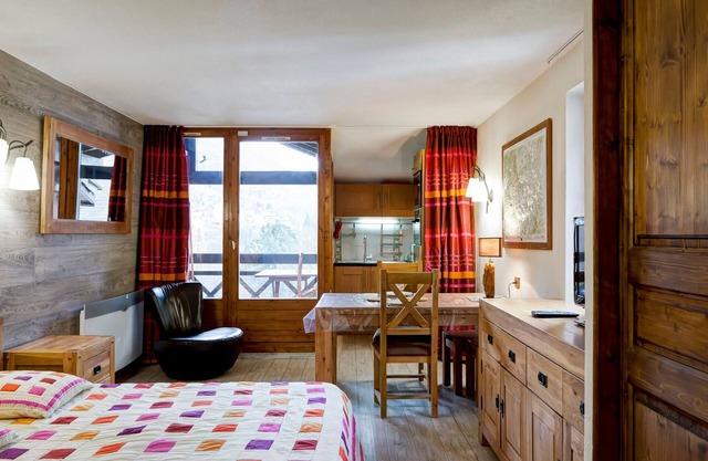 Modern studio for 4 with wifi and parking in Brides-les-Bains