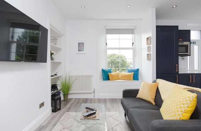 Modern , stylish one bedroom apartment in the centre of Dollar