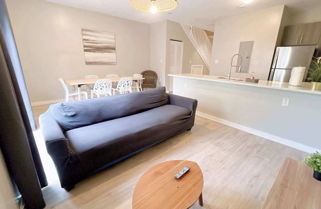 Modern Townhouse Minutes Beach | Free Parking