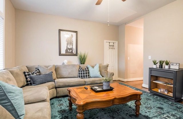 Modernized Old Louisville Condo! - 1 mile to Downtown, sleeps 6!
