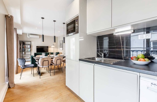 Monsigny III - Three Bedroom Apartment, Sleeps 8