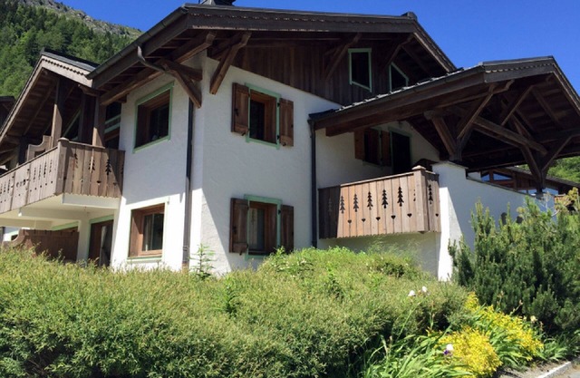 MontrocB - 3 bedroom apartment, calm setting with spectacular Mont Blanc views