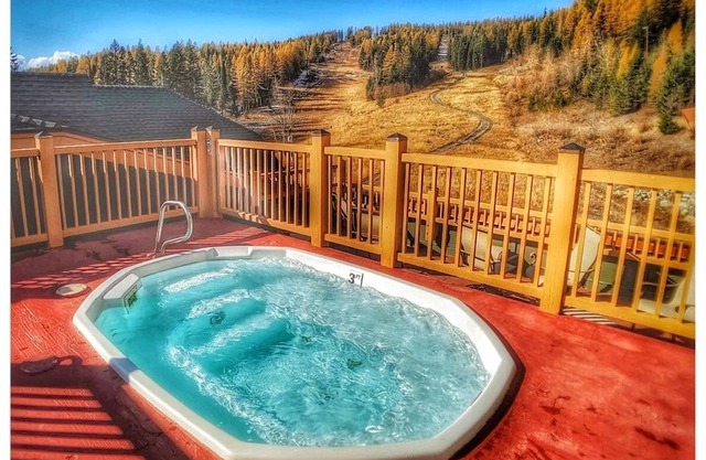 Morning Eagle Lodge Unit 202: Ski-In/Ski-Out with Roof Top Hot Tub