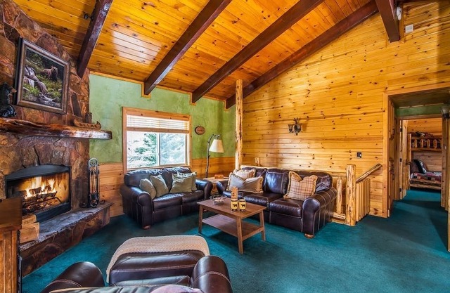 Mountain Lodge Retreat- 10 Minutes From the Lake