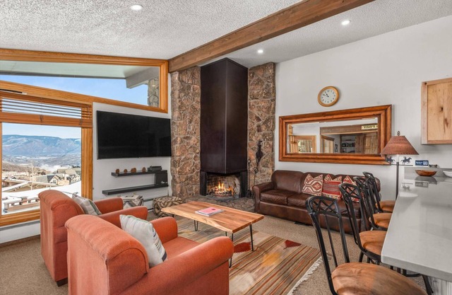 Mountain Views in Snowmass! Balcony W/Grill, Wood FP, Pool, Hot Tubs, Parking & Elevator Access