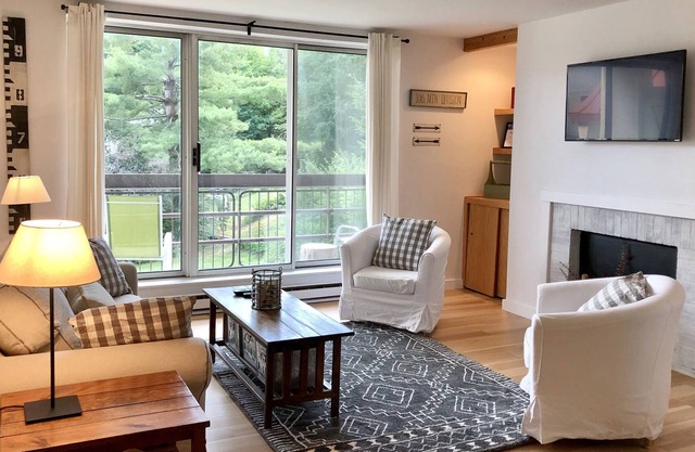 Mountainside Condo at Sugarbush Vt Walk to Resort!