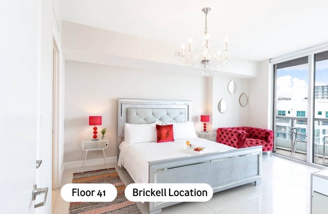 MVR Bright & Airy Condo with Views