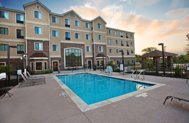 Near Downtown Austin | Free Breakfast Included! King Studio w/Pool Access