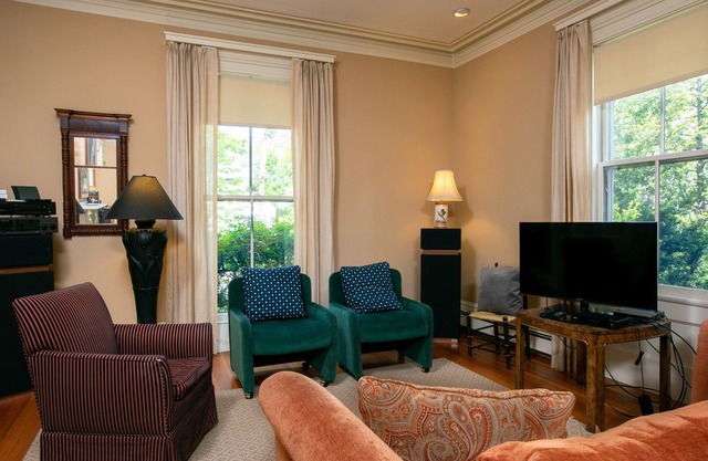 Near Harvard Square with Deck & parking