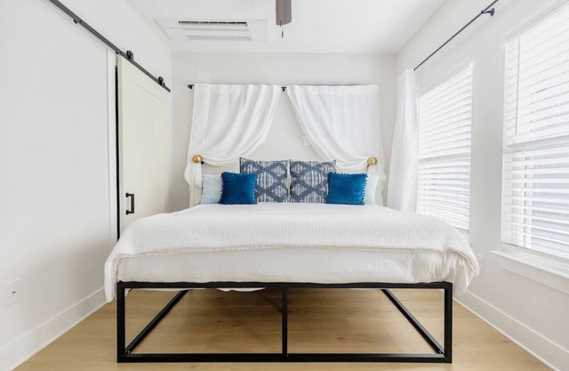 NEW 3-Story Home w/Private Rooftop - 5 min to DT