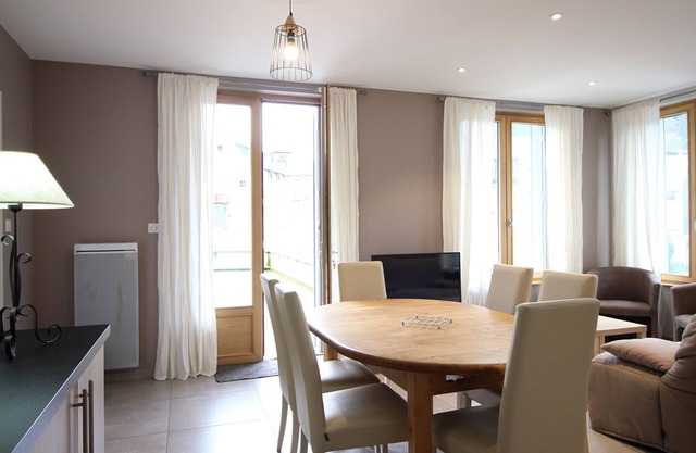 New Apartment for 6, Terrace, Parking, WiFi