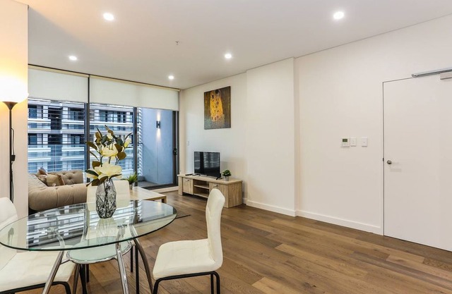 New, Bright Apartment in Waterloo near park