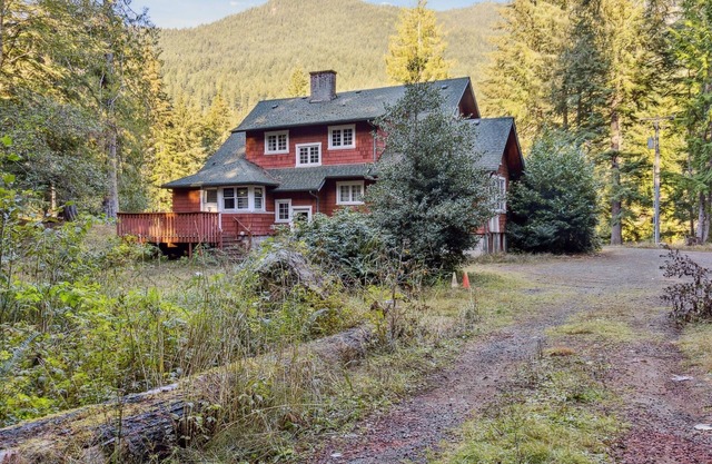 NEW LISTING! Main Lodge at Rainier Lodge (0.4 m from entrance) by RedAwning