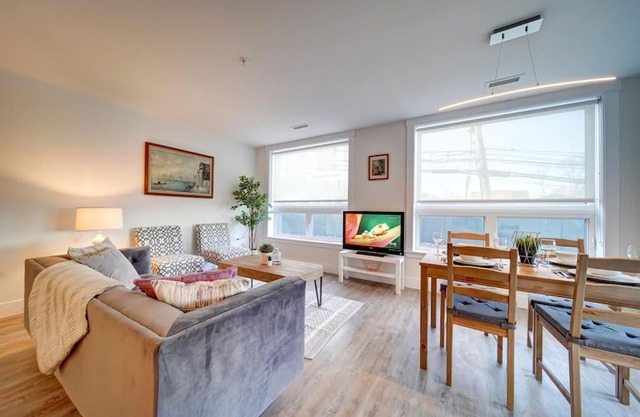 New Luxurious Modern 2BR Condo Sleeps 5 Coffee, AC, WIFI