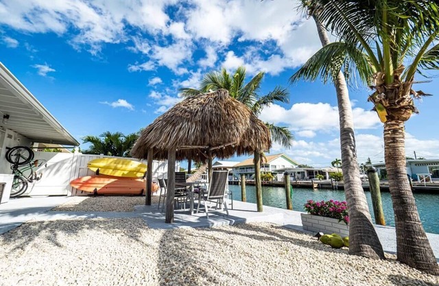 *New Modern* 3br/2ba Duplex/37' Dock/Cabana/Kayaks/Bikes