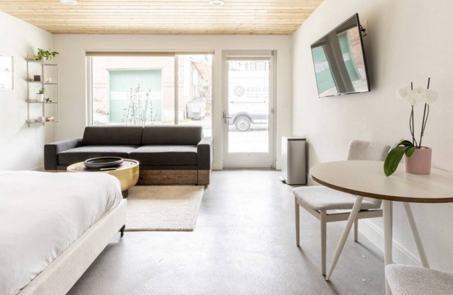 New modern one bedroom unit in Wallingford