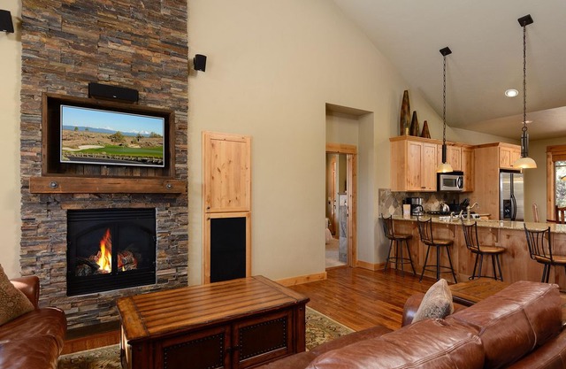 New Official Resort Listing! 2 BR Brasada Cabin w/ Hot Tub