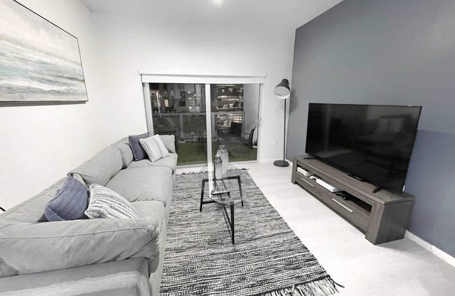 NEWLY REMODELED 2/2 MIDTOWN MIAMI FREE PARKING