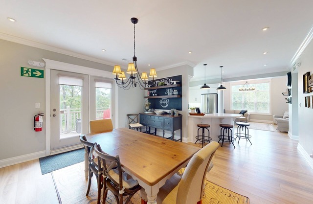 Newly renovated retreat w/open layout, shared pool & near the Village