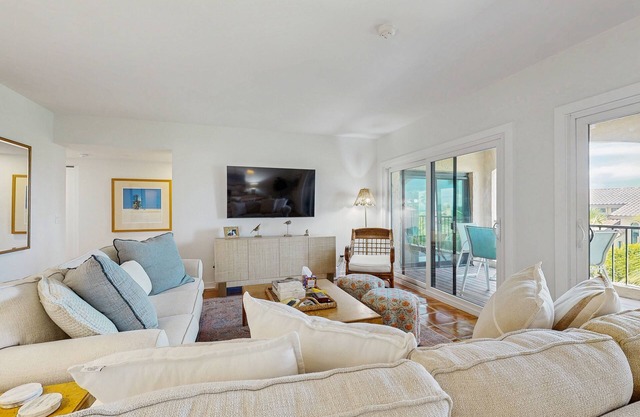 Newly Renovated Spacious Villa w/Ocean views, Pool & Beach access