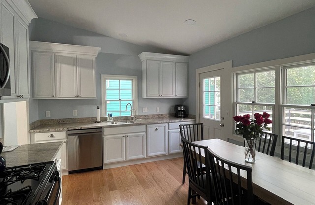 Newly renovated Kitchen, 1 block from the Beach-1st Floor-Linens&Towels included