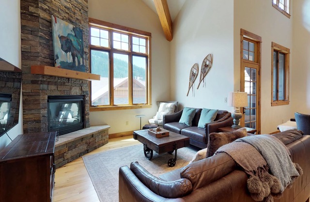 Newly updated townhome with private hot tub - close to the village