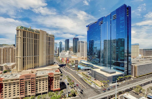 No Resort Fee ! Balcony Strip View Suite - Pool