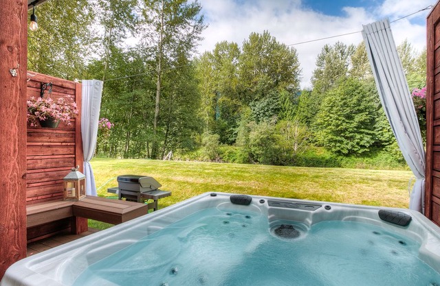 North Bend Escapes Moon River 2,3,4,5 - 4 Townhomes on river, 18-24 guests