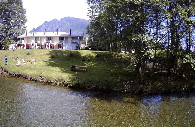 North Bend Escapes Moon River 2,3,4 - 3 Modern Townhomes on river, 12-18 guests