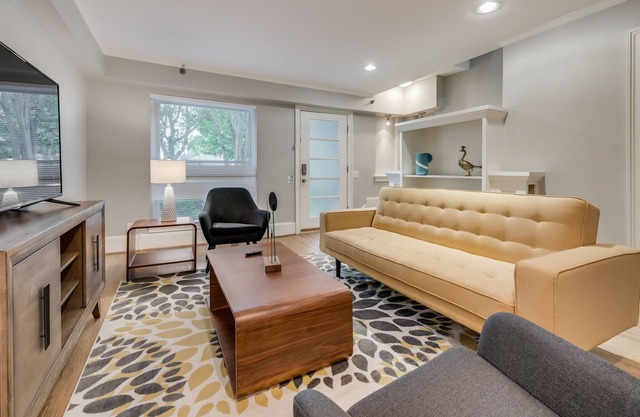 Oaklawn Townhouse - Walk to Shops and Restaurants