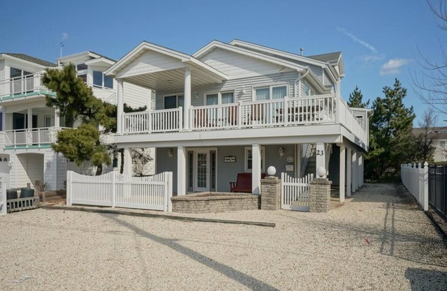 Ocean Block. Single family. Surf City. Private Yard. Decks. Beach Badges. WIFI.
