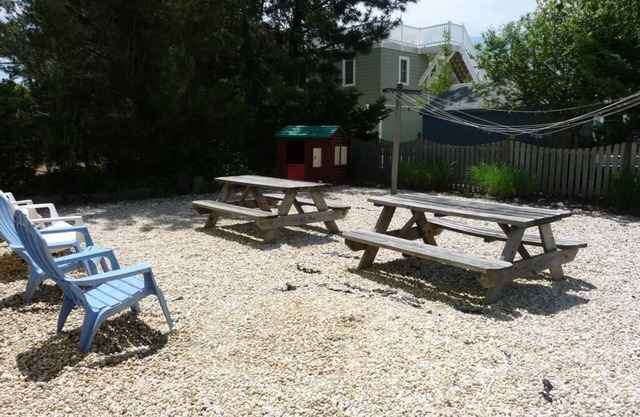 Ocean Block. Surf City. Duplex. Beach Badges. WIFI. Updated Kitchen. Deck.Surf.