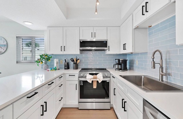 Ocean Villas 1: 3 bedroom 2 bath ground floor condo with 2 pools (1 heated) and