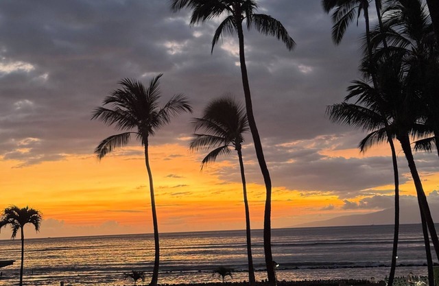 Oceanfront 2BR Condo in Kihei Maui – Stunning Lanai Sunsets, Pool & Beach Access