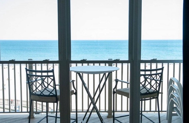Oceanfront - 4th floor - Million dollar view!
