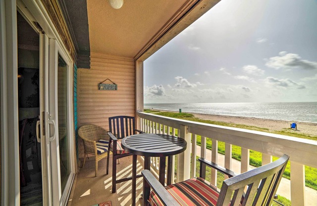Oceanfront Corpus Christi Escape w/Community Pool