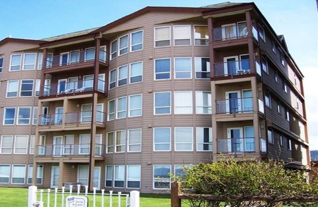 Oceanfront unobstructed view, close to town - perfect for families