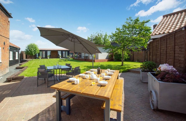 Old Cottage - Eight Bedroom House, Sleeps 15