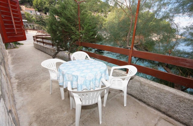 One bedroom apartment near beach Cove Pobij (Hvar) (A-5712-c)