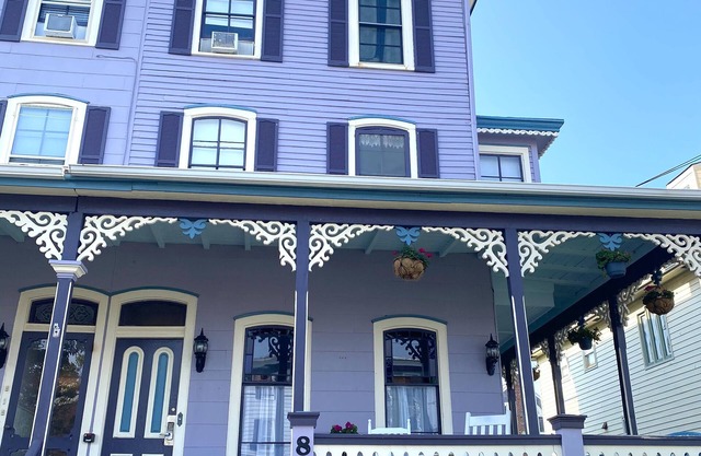 One Bedroom flat 1 block from Beach & 3 blocks from Washington Square