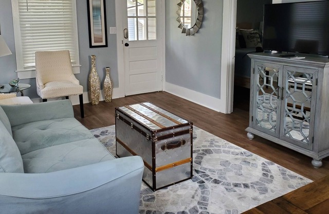 One bedroom getaway adjacent to Main Street and all the fun in downtown Dunedin!