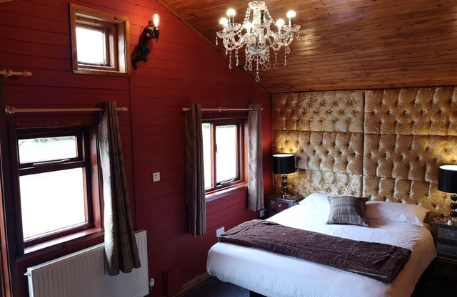 Otter 3 (Hot Tub) HuntersMoon-Warminster-Bath-Salisbury