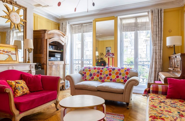 Painting the Streets of Pigalle, by Veeve