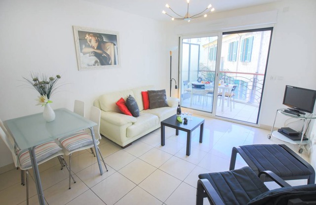 PALAIS LIBERTE II, Apartment with terrace, near the city center by RIVIERA HOLIDAY HOMES