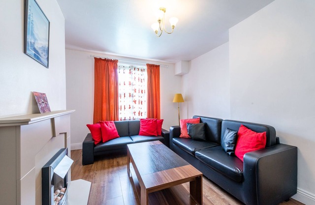Pass the Keys | Spacious Shepherds Bush Apartment With Garden