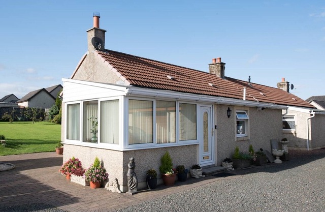 Peaceful-Honeysuckle Scottish Cottage with Hot Tub
