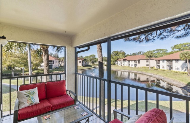 Peaceful Lakeview Condo 2 Pools Minutes to IMG & Beaches