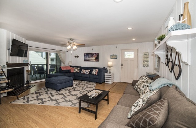 Pelican Pointe On the Beach sleeps 6