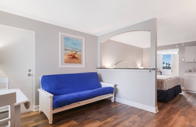 Pelican Pointe 215:Walk to Beach~Pool~Free Parking