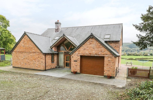 Pentrego Isaf Meifod 